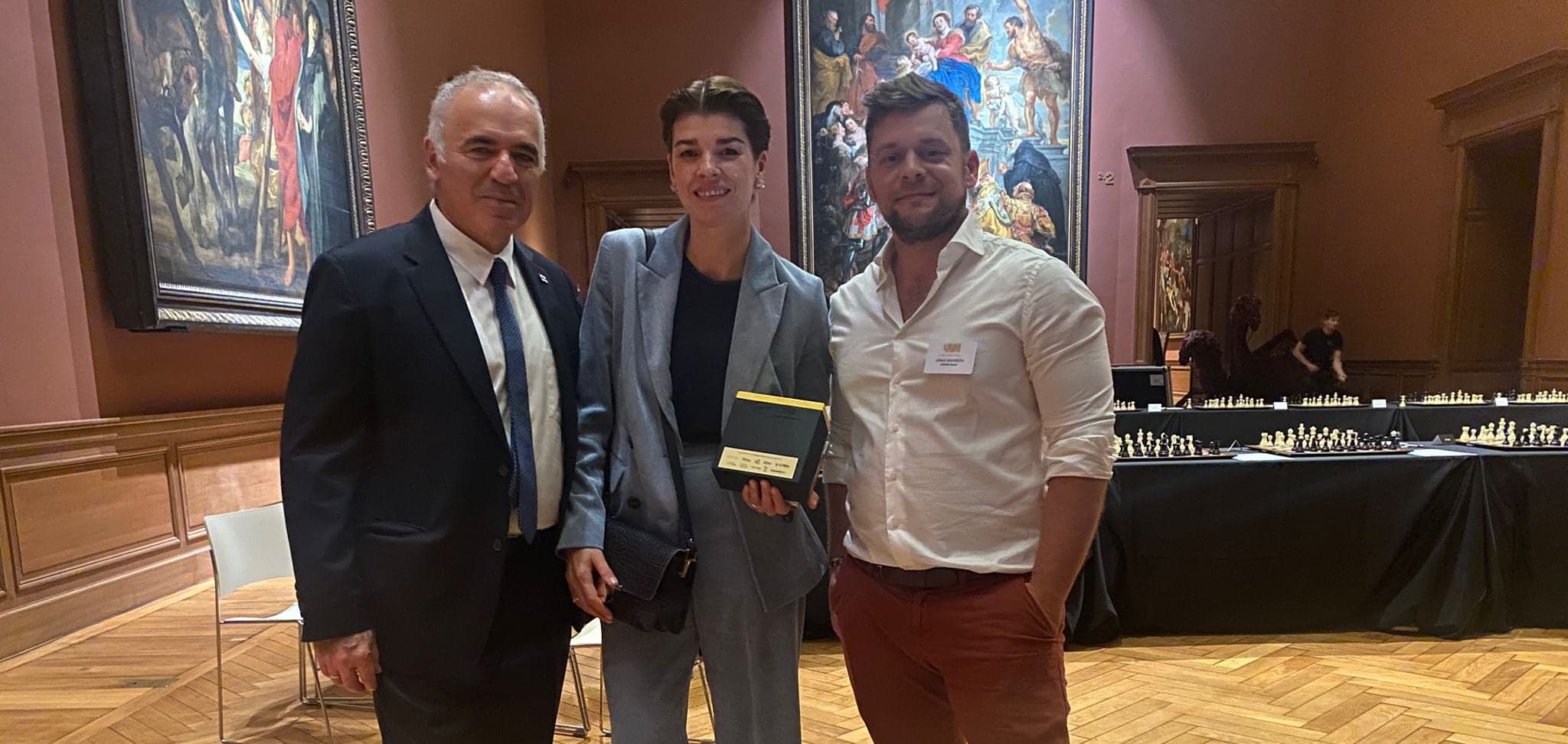 Garry Kasparov with the Printed Chess team at the Your Next Move tournament